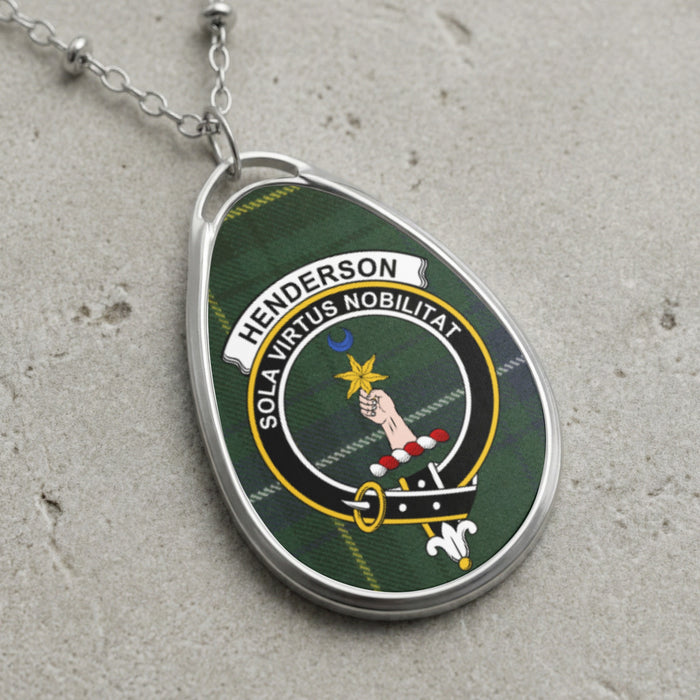 Henderson clan Scottish tartan necklace with clan crest and Sola Virtus Nobilitat motto on tartan background